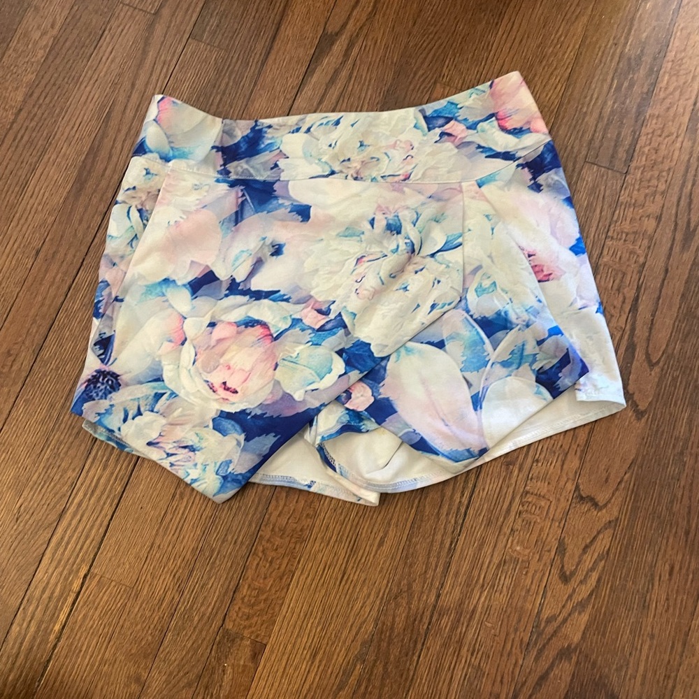 FLORAL PASTEL SKORT *gently worn*